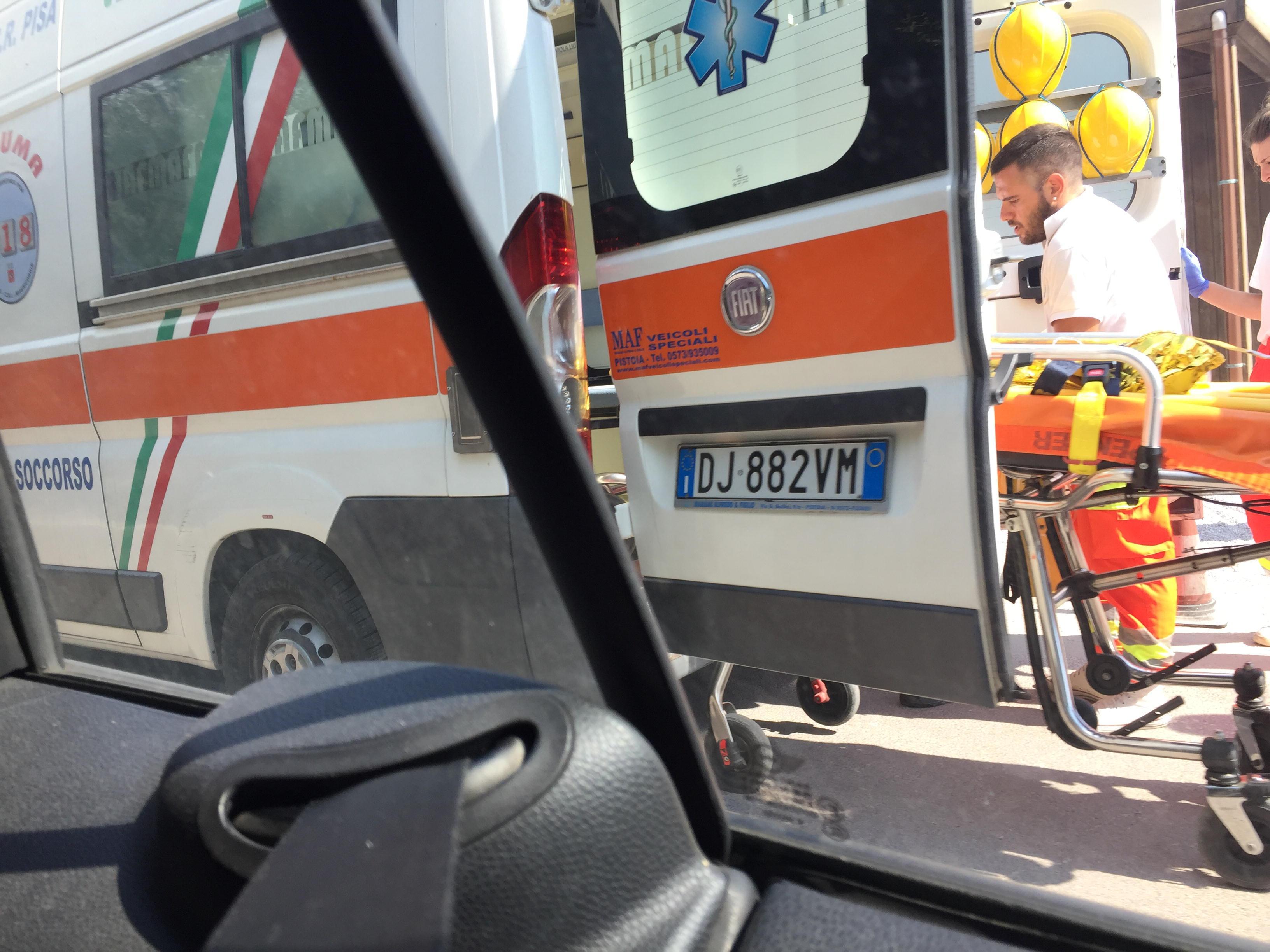Intervento di un'ambulanza per un infortunio sul lavoro (foto d'archivio)