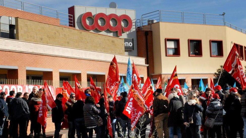 I lavoratori di Unicoop e i sindacati durante una manifestazione alla sede di Riotorto