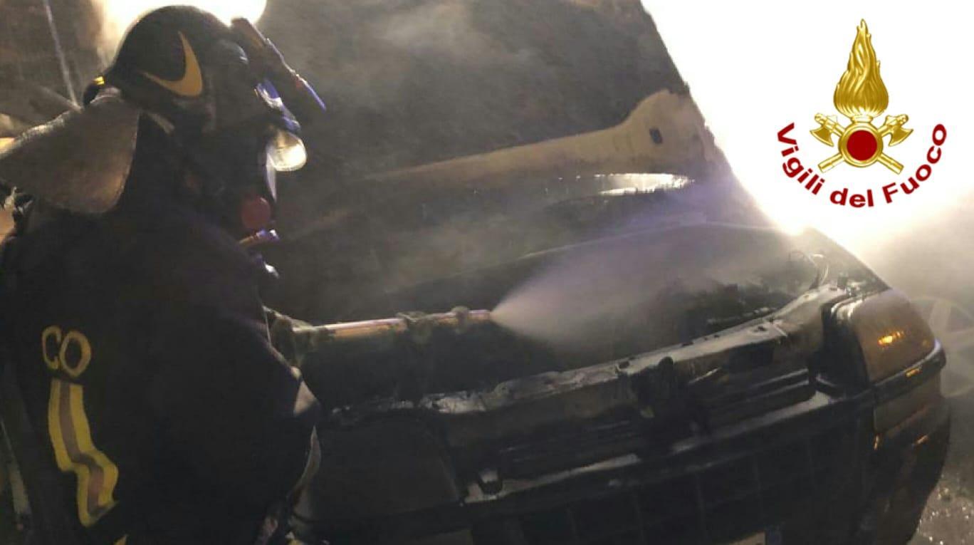 Due auto bruciano nel cortile di una concessionaria