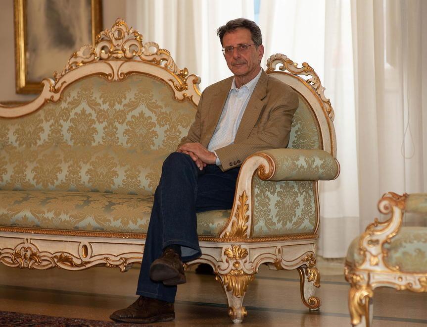 Il direttore generale del Teatro del Giglio Manrico Ferrucci ritratto nel Ridotto del Teatro (foto Fiorenzo Sernacchioli)