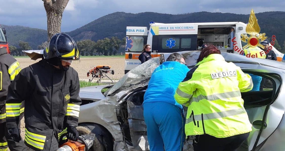 Vigili del fuoco e personale del 118 impegnati nei soccorsi durante l'incidente a Vecchiano