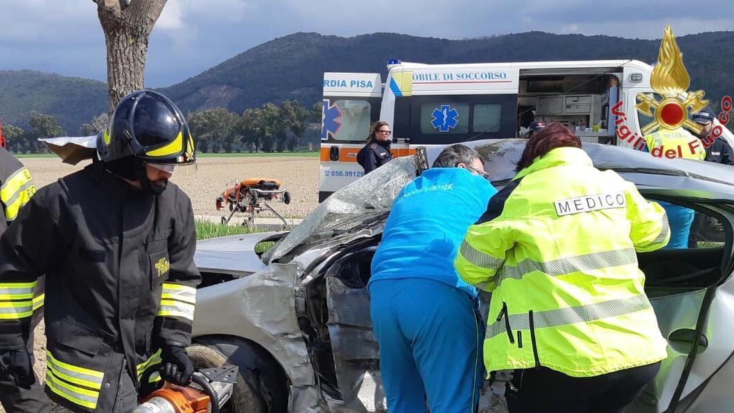 Vigili del fuoco e personale del 118 impegnati nei soccorsi durante l'incidente a Vecchiano
