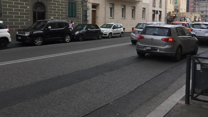 Spaccano il lunotto dell’auto ferma al “rosso” e rubano tutti gli orologi