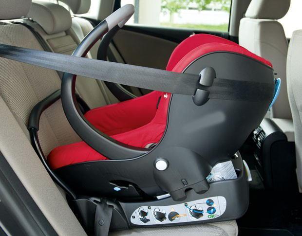 Un seggiolino per bambini dentro un'auto