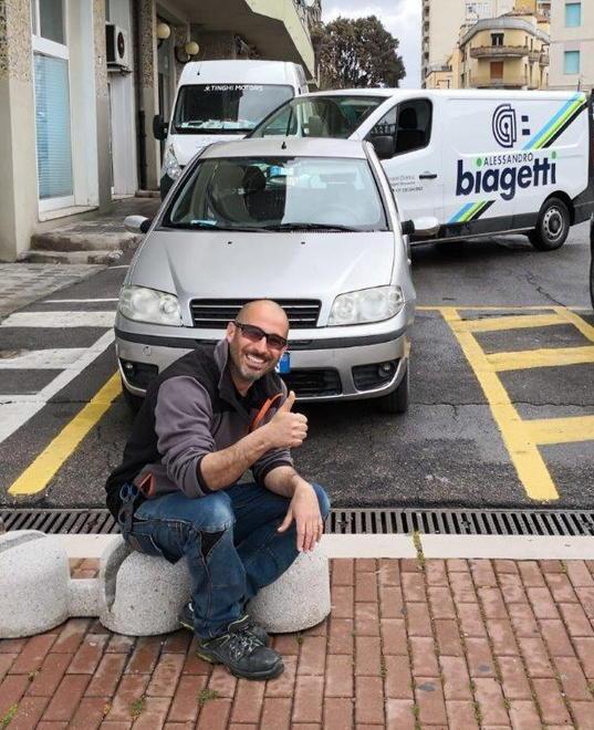 Palla di ghisa spaccata sul viale L’elettricista: «Sono stato io» 