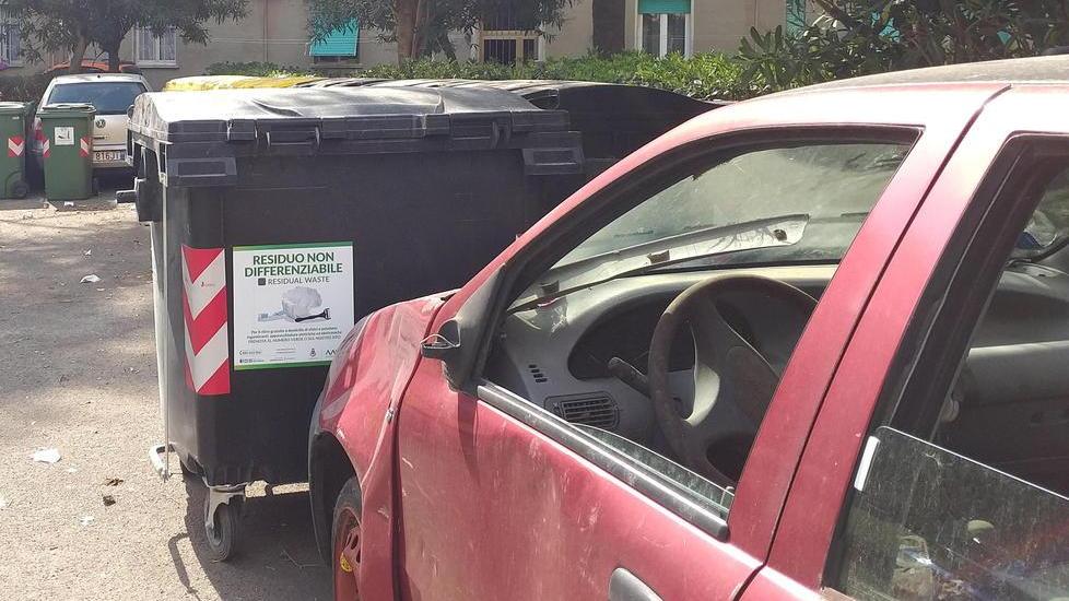 Cassonetti pieni trascinati per la strada