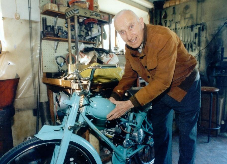 Cesare del Cancia nel suo laboratorio che per tanti anni ha tenuto aperto a Pontedera