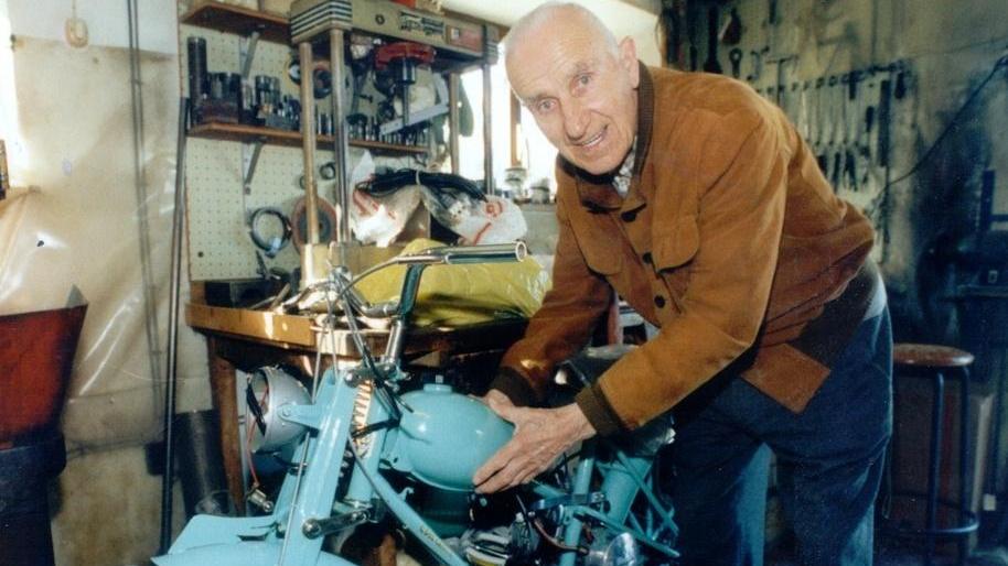 Cesare del Cancia nel suo laboratorio che per tanti anni ha tenuto aperto a Pontedera