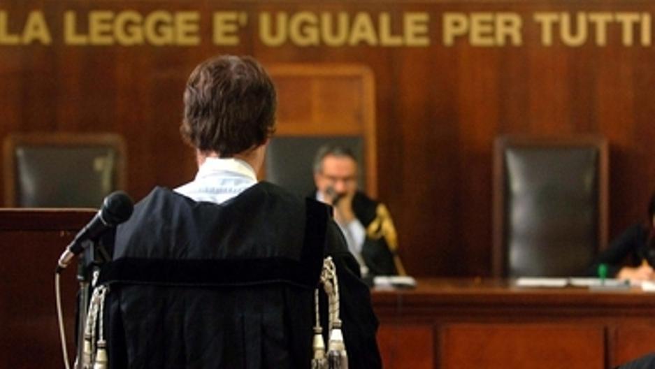 Tirò una donna per i capelli: «Nessun abuso del poliziotto» 