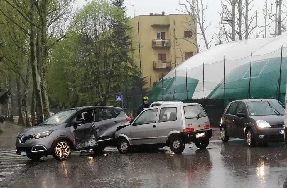 Incidente tra due auto 