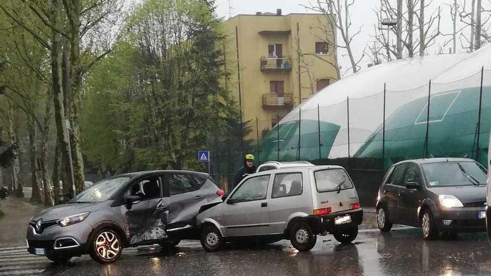 Incidente tra due auto