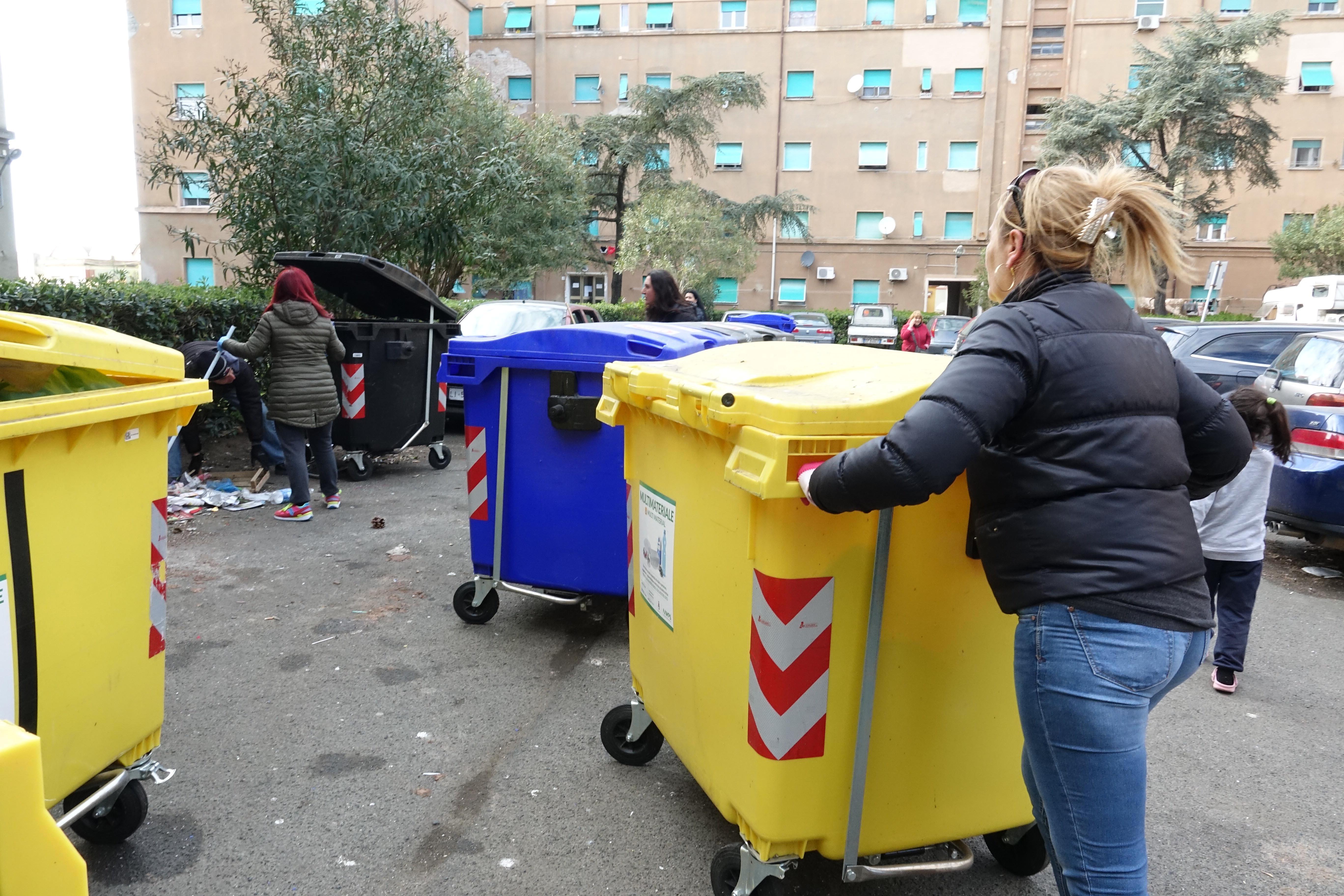 Rivolta dei rifiuti, rabbia a Shangai: «Il ghetto ha vinto ma ora tocca a noi tenere pulito» 