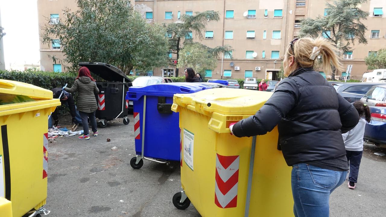 Rivolta dei rifiuti, rabbia a Shangai: «Il ghetto ha vinto ma ora tocca a noi tenere pulito»