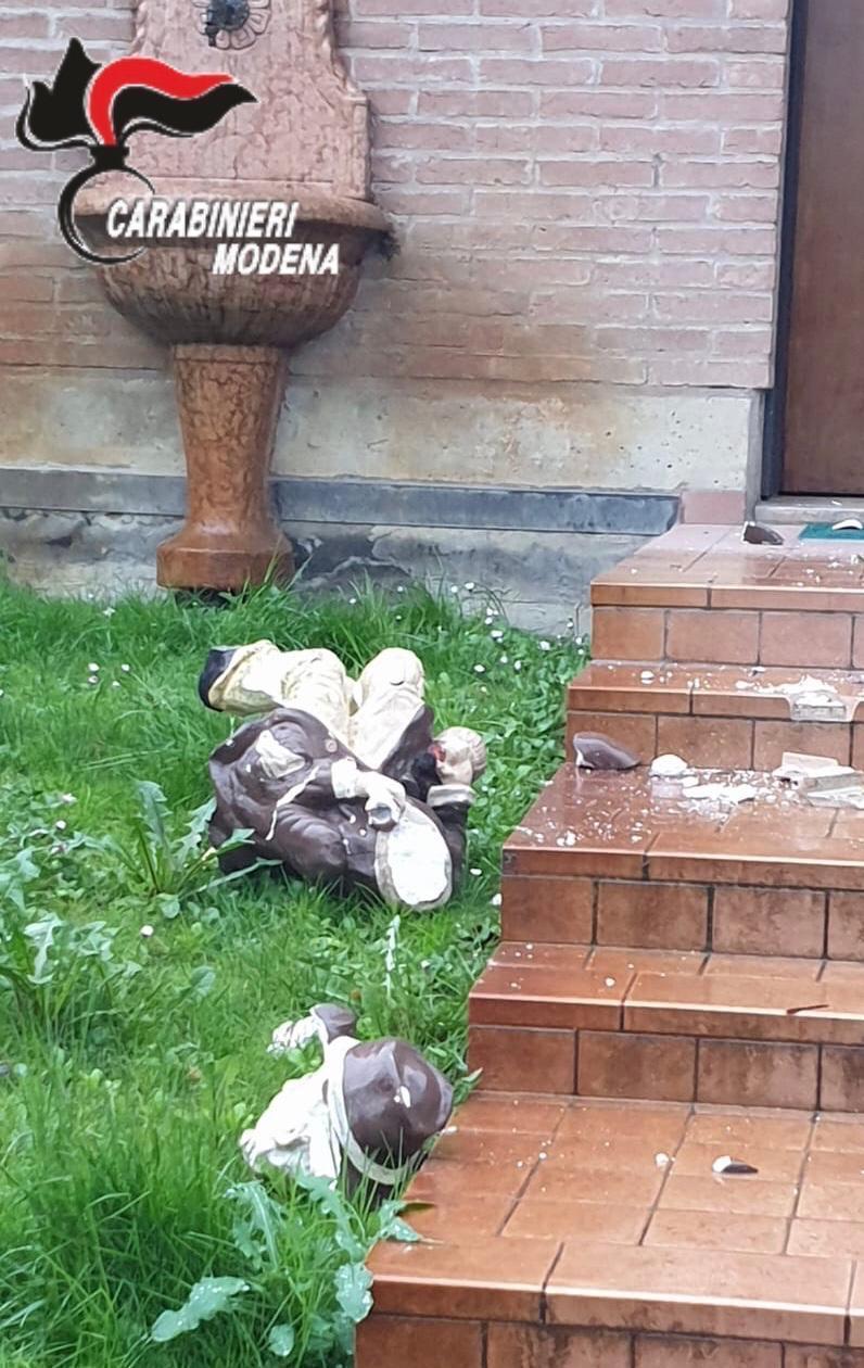 Mirandola, ragazzi prendono a martellate statua in giardino: "Abbasso i nani"