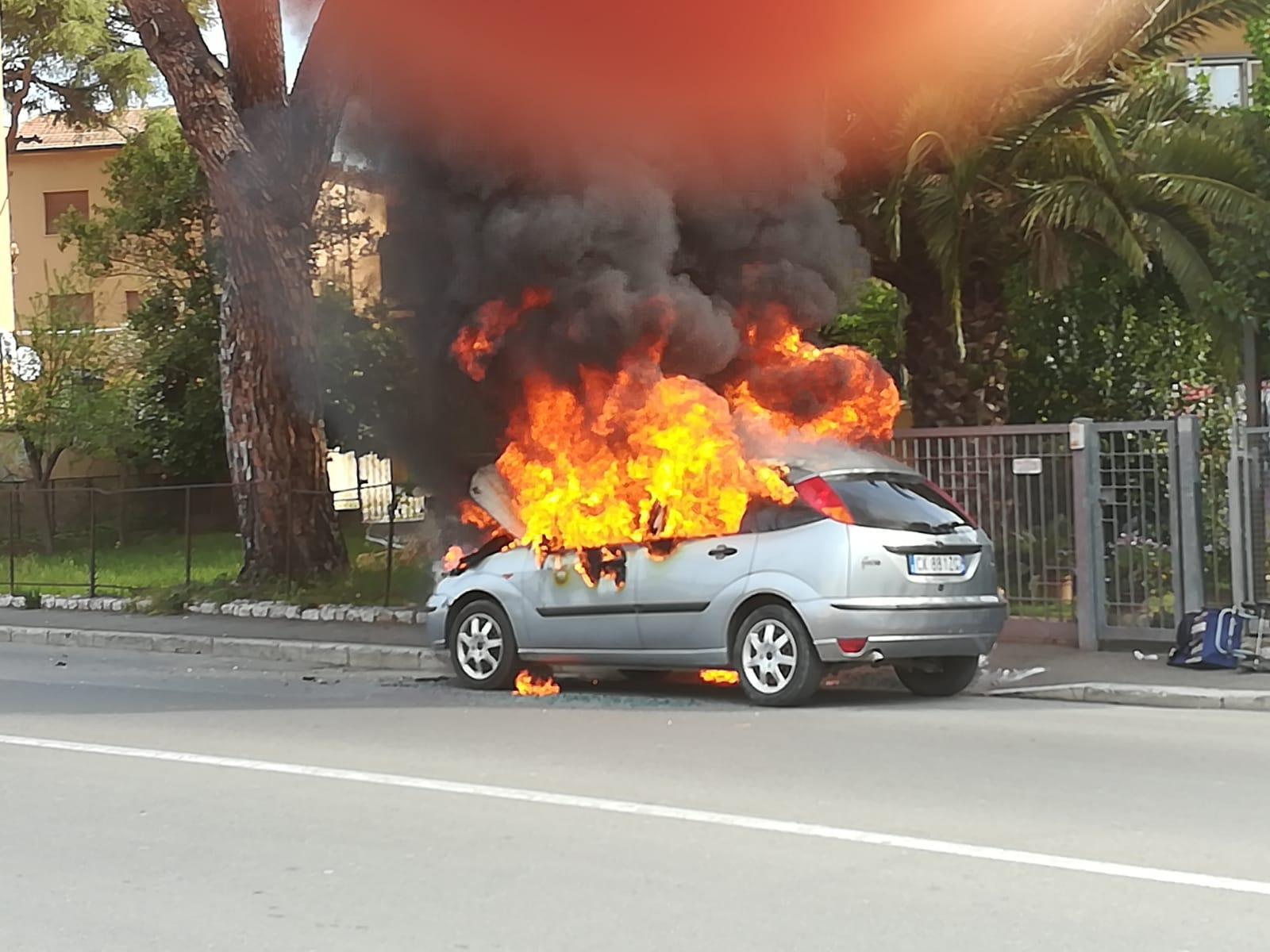 Auto in fiamme in via Giusti