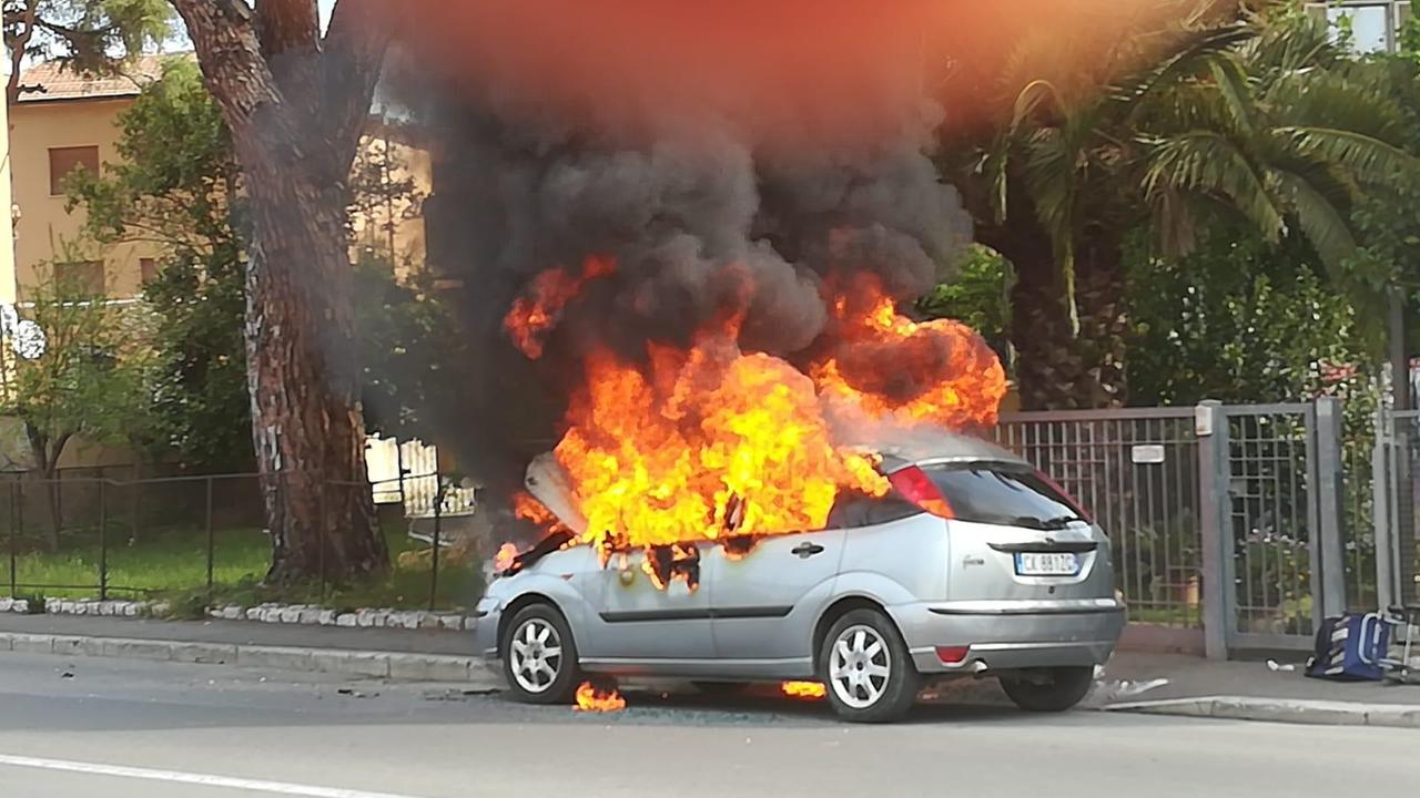 Auto in fiamme in via Giusti
