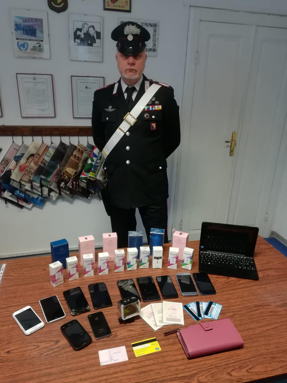 Gli oggetti recuperati dai carabinieri