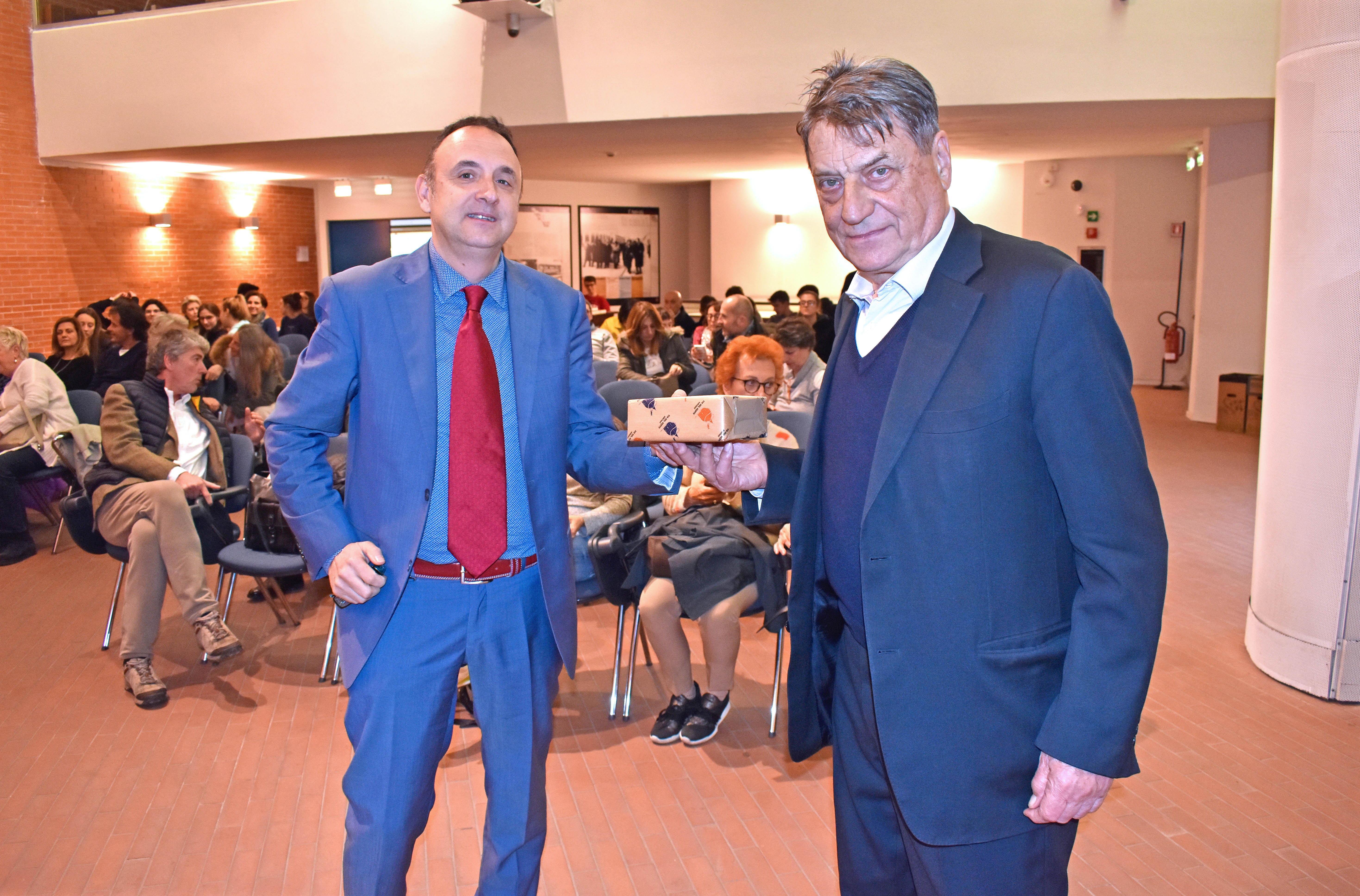 Il presidente del premio Ceppo Paolo Fabrizio Iacuzzi insieme a Claudio Magris (foto Gori)