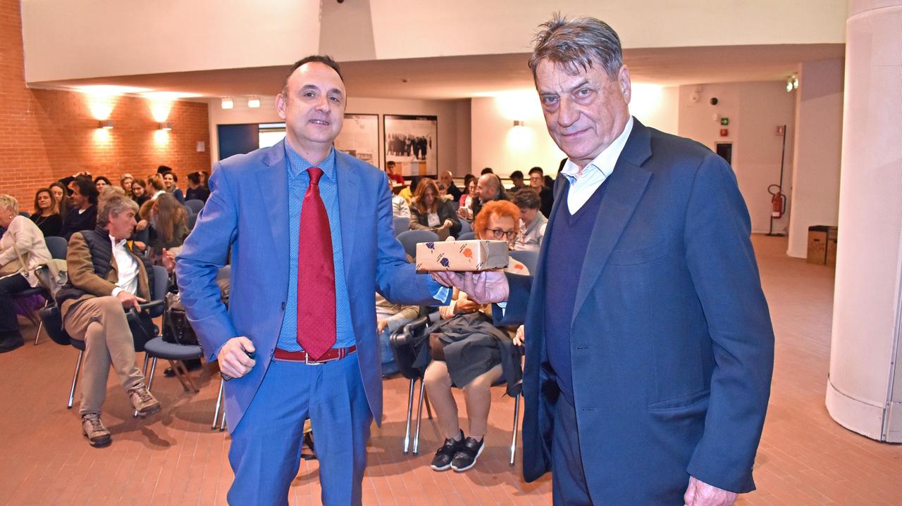 Il presidente del premio Ceppo Paolo Fabrizio Iacuzzi insieme a Claudio Magris (foto Gori)