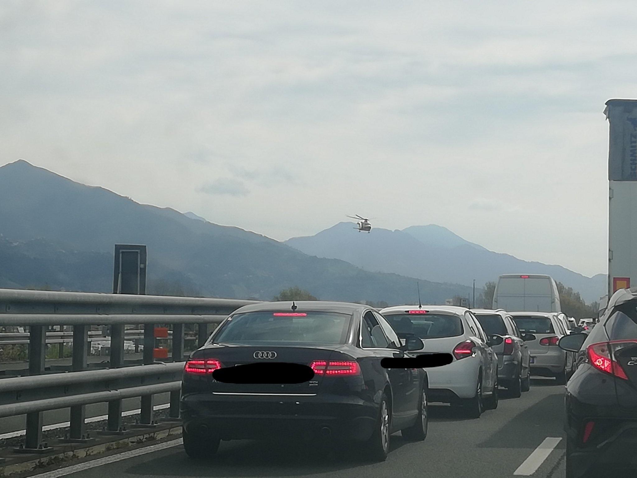 Il traffico bloccato sulla A12 (foto da Twitter @NCopetti)