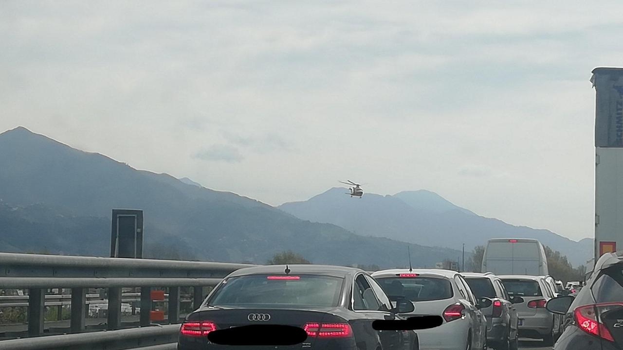 Il traffico bloccato sulla A12 (foto da Twitter @NCopetti)