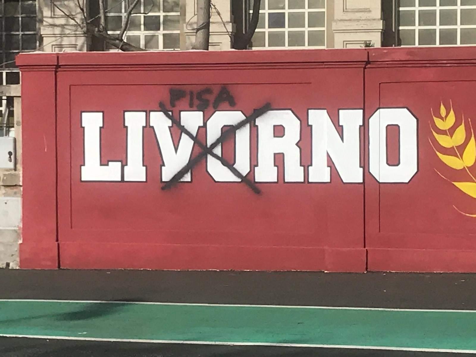 Deturpato il murale amaranto: la scritta "Pisa" al posto di "Livorno" 