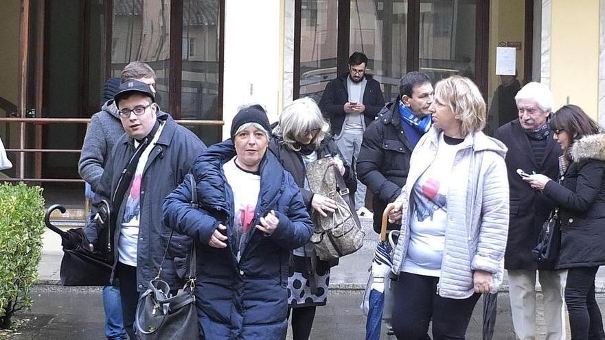 Alcuni dei genitori che sono parti civili al processo per maltrattamenti