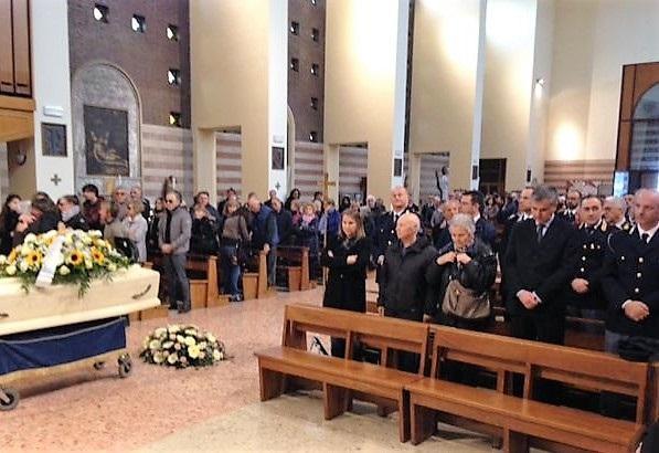 Chiesa gremita per l'ultimo saluto all'agente della Polstrada