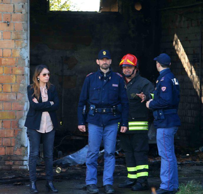 Polizia e vigili del fuoco sul luogo dell'incendio a Mancasale il 29 marzo 2016