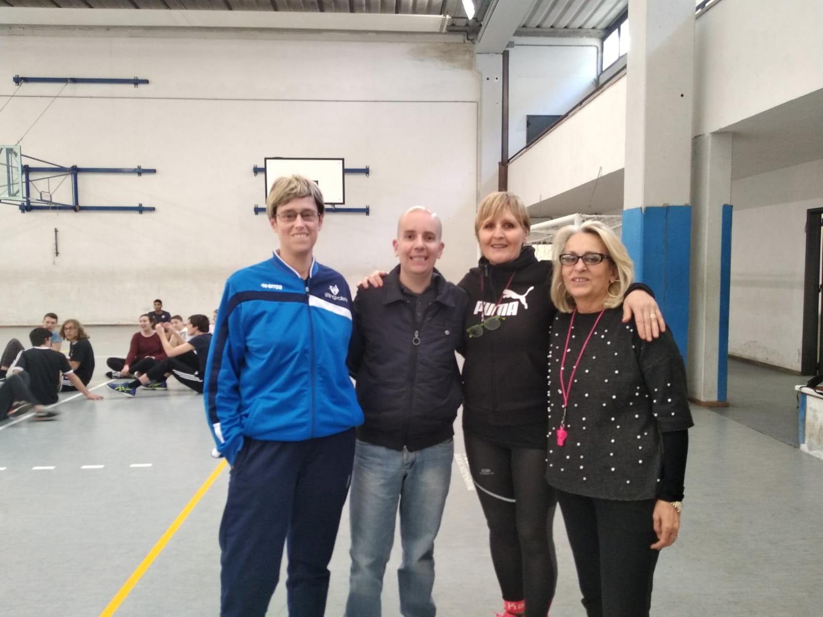 Gli istruttori di pallavolo paralimpica per sensibilizzare gli studenti sul tema della disabilità