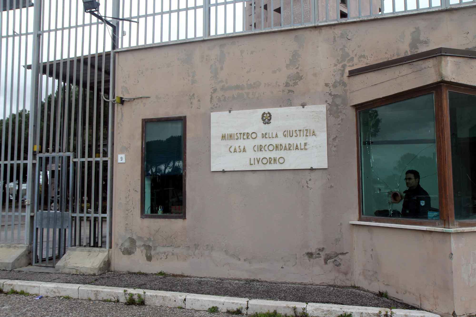 L'ingresso del carcere livornese delle Sughere (foto d'archivio)