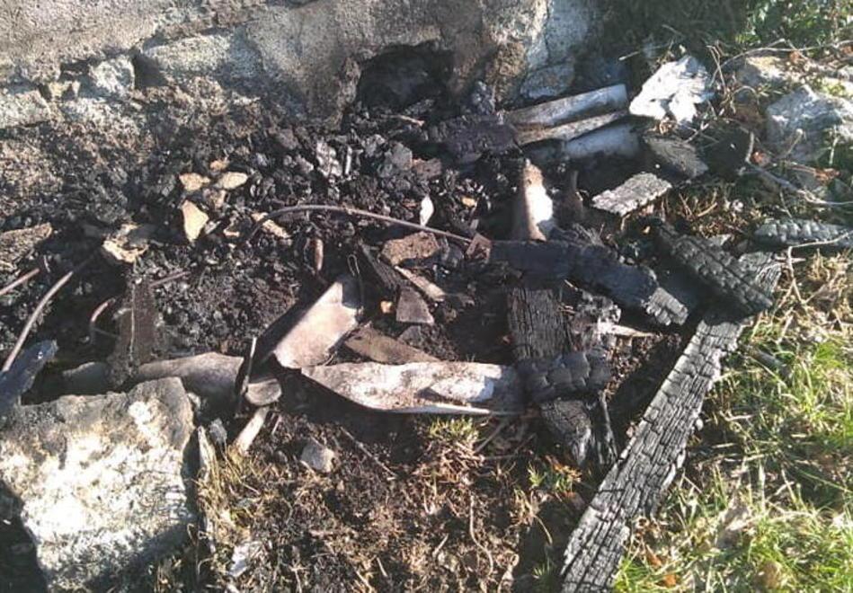 Gli inneschi utilizzati per appiccare le fiamme al muro dello spogliatoio del vecchio campo sportivo