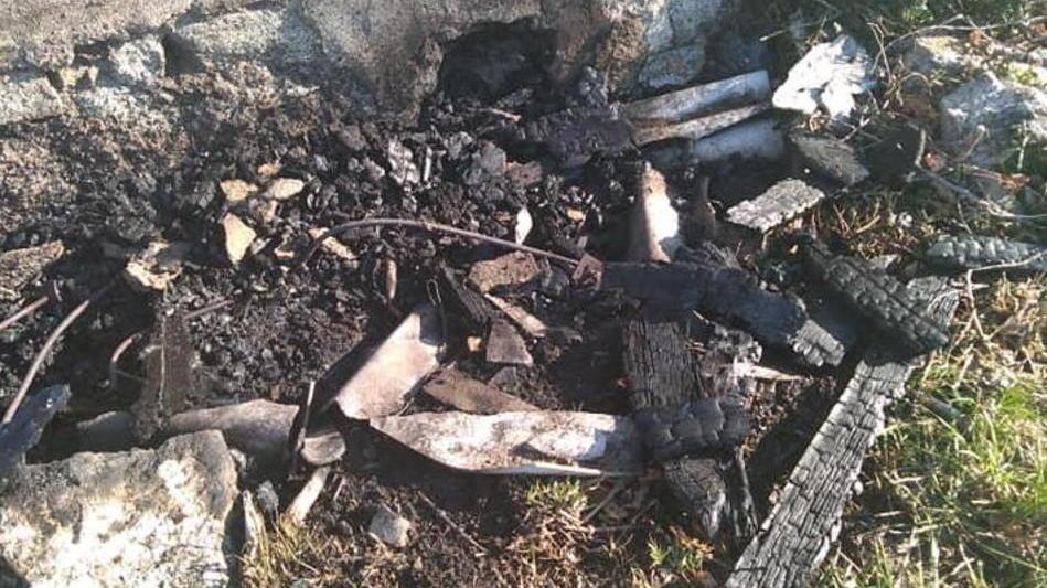 Gli inneschi utilizzati per appiccare le fiamme al muro dello spogliatoio del vecchio campo sportivo