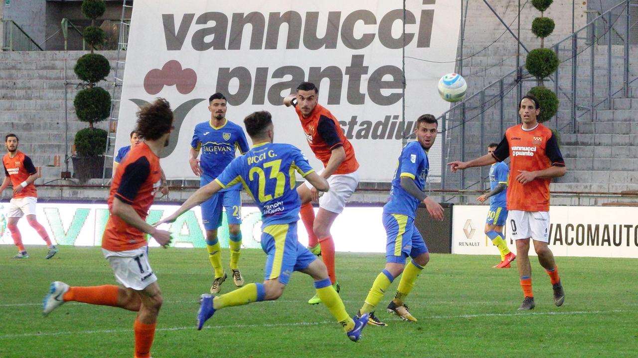 Un'azione del match Pistoiese-Carrarese finita 0-1 (Foto Gori)