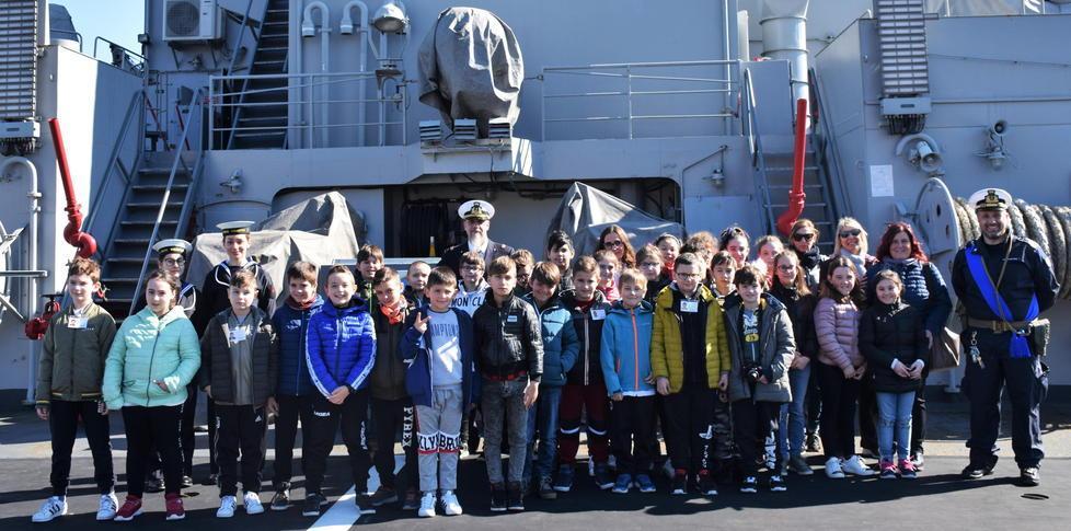 Alunni della Gentili ospiti a bordo della nave Vesuvio