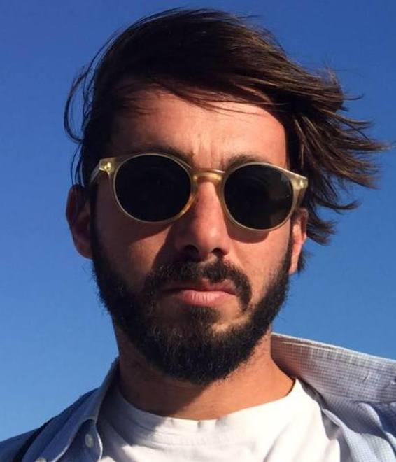 Auto come bolidi in mezzo alle case
