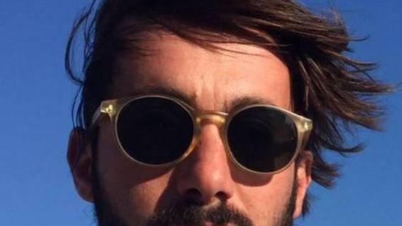 Auto come bolidi in mezzo alle case