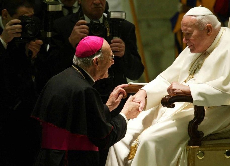 Monsignor Vasco Giuseppe Bertelli in un incontro in Vaticano con Giovanni Paolo II nel 2004 per i suoi 80 anni