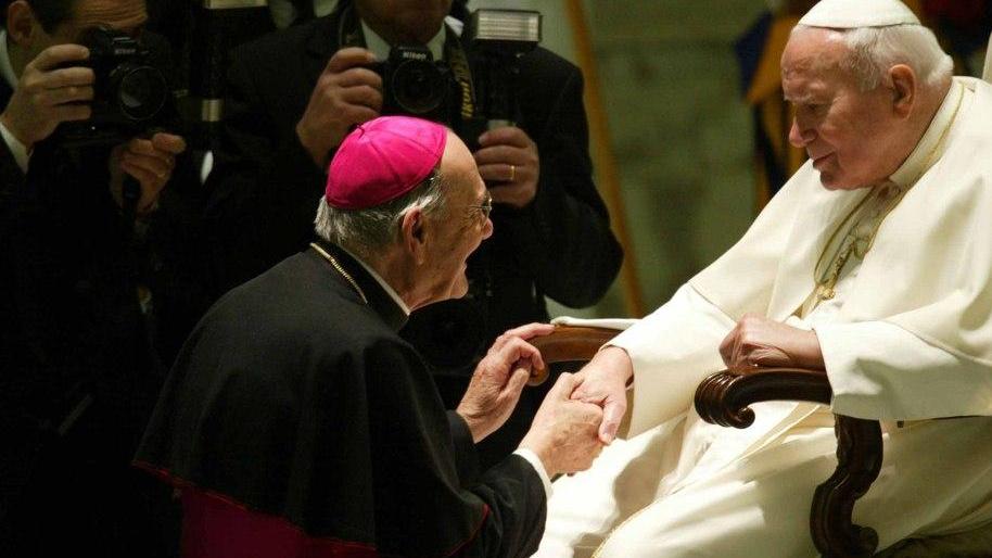 Monsignor Vasco Giuseppe Bertelli in un incontro in Vaticano con Giovanni Paolo II nel 2004 per i suoi 80 anni