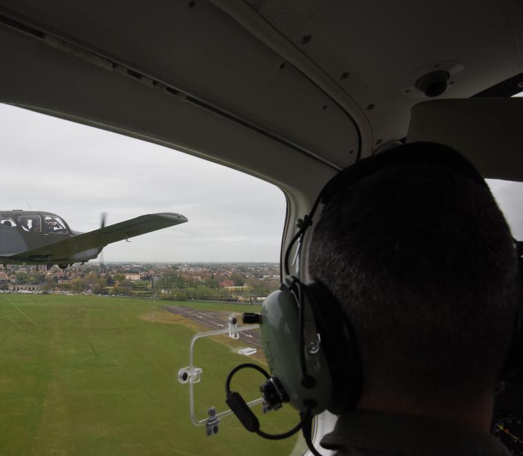 Gli studenti reggiani in volo sopra la città guidati dai piloti dell’Aeronautica militare