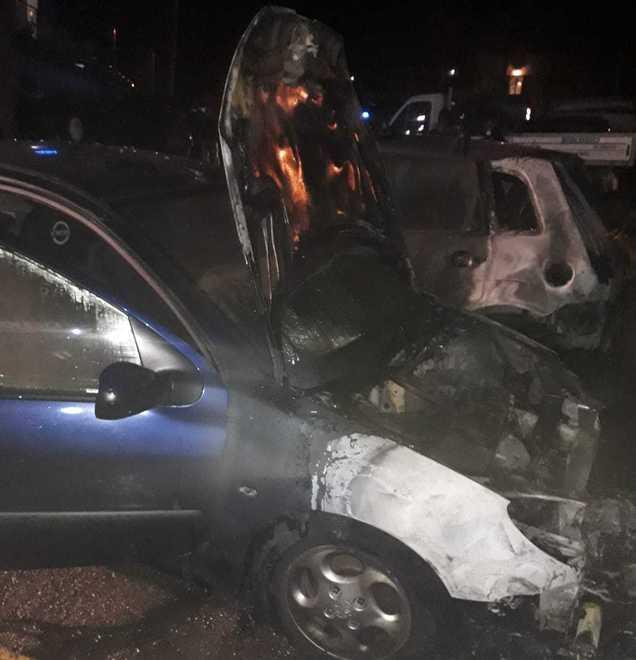 Due auto da rottamare bruciano alla Croce 