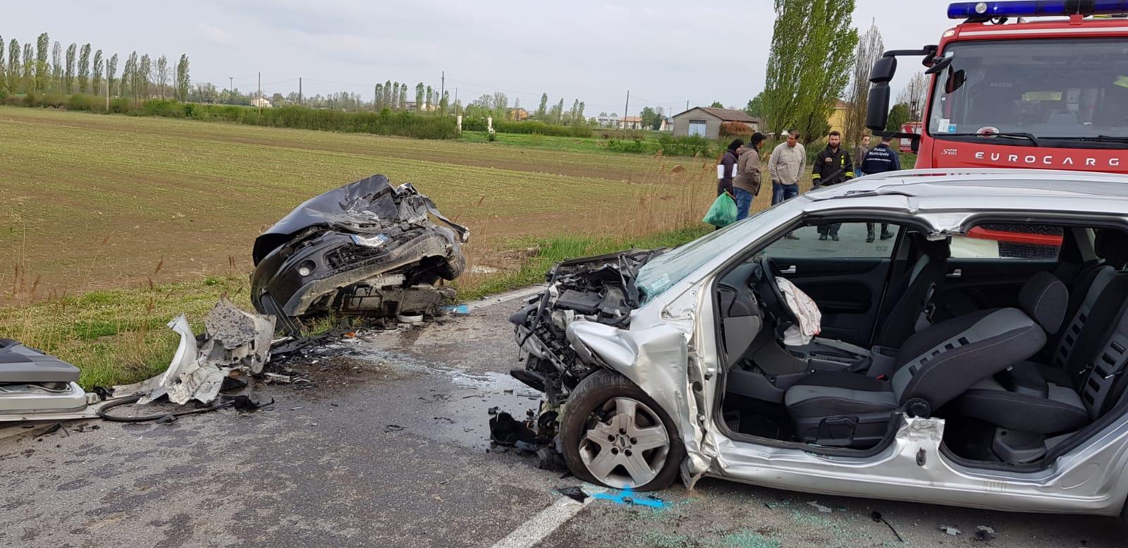 Mirandola Scontro frontale Quattro feriti 