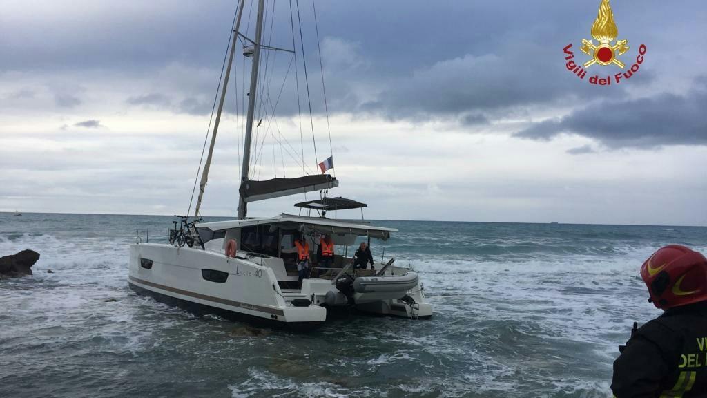 L'intervento dei vigili del fuoco sul catamarano incagliato