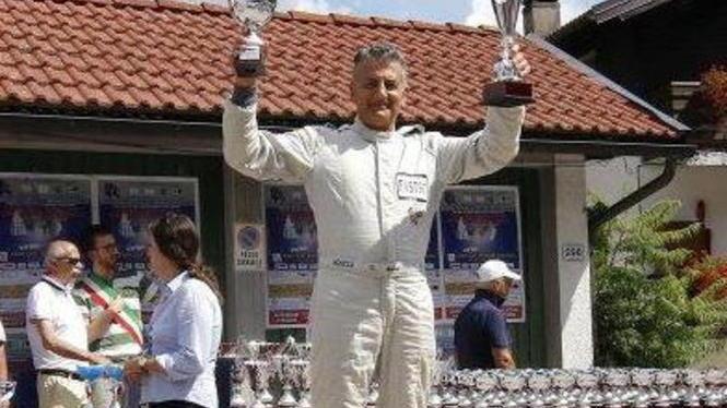 Fabrizio Bonacchi sul podio dopo una vittoria