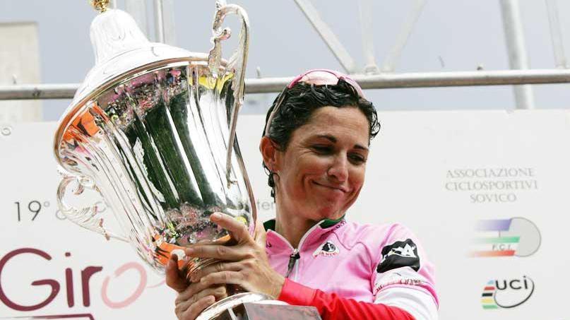 Fabiana Luperini con il trofeo del Giro d’Italia donne vinto nel 2008