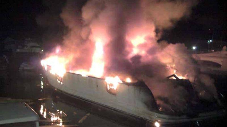 L'incendio dello yacht a Sarzana il 24 marzo 2011