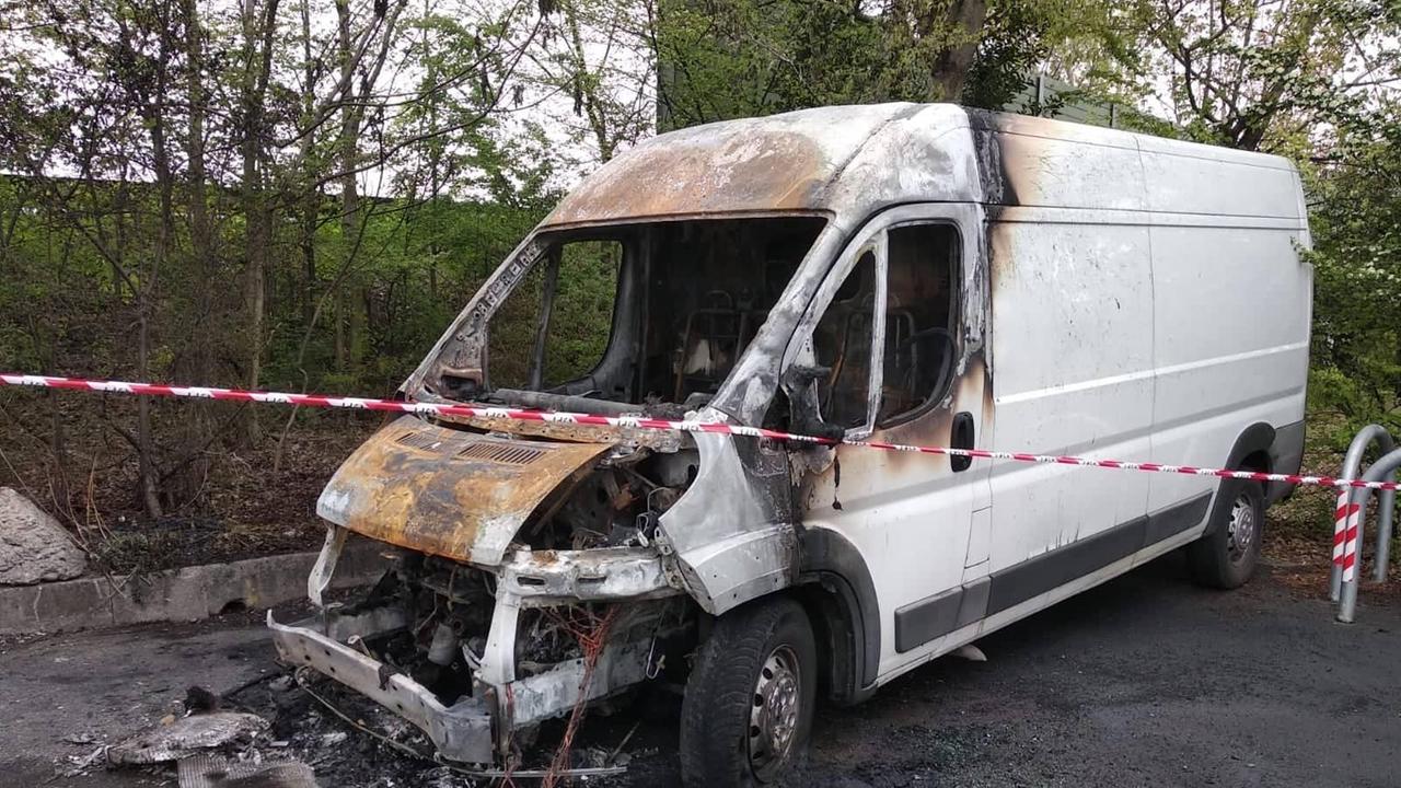 Reggio Emilia, furgone dato alle fiamme vicino al comando della Municipale