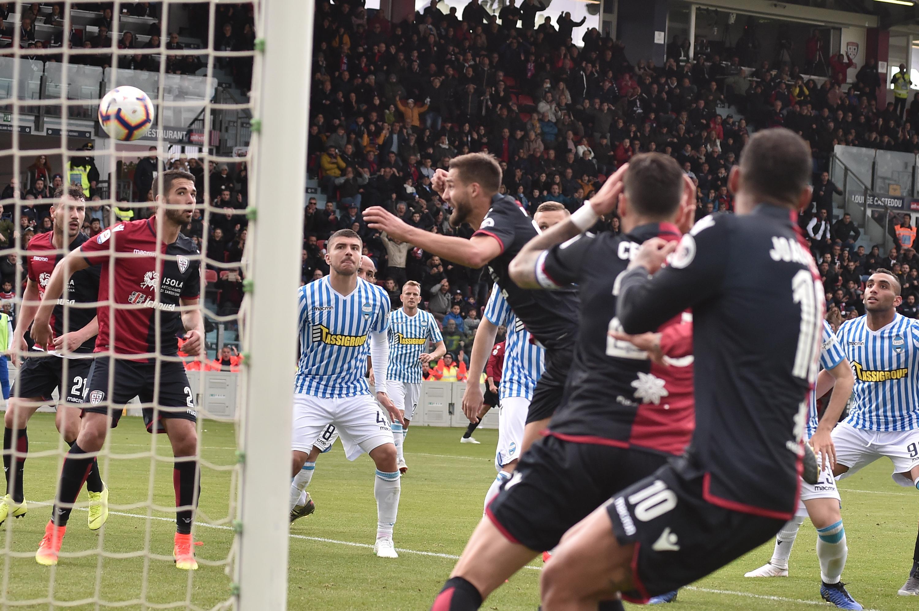 Pavoletti ribadisce in porta di testa la sfera per il gol del 2-1 definitivo a favore del Cagliari
