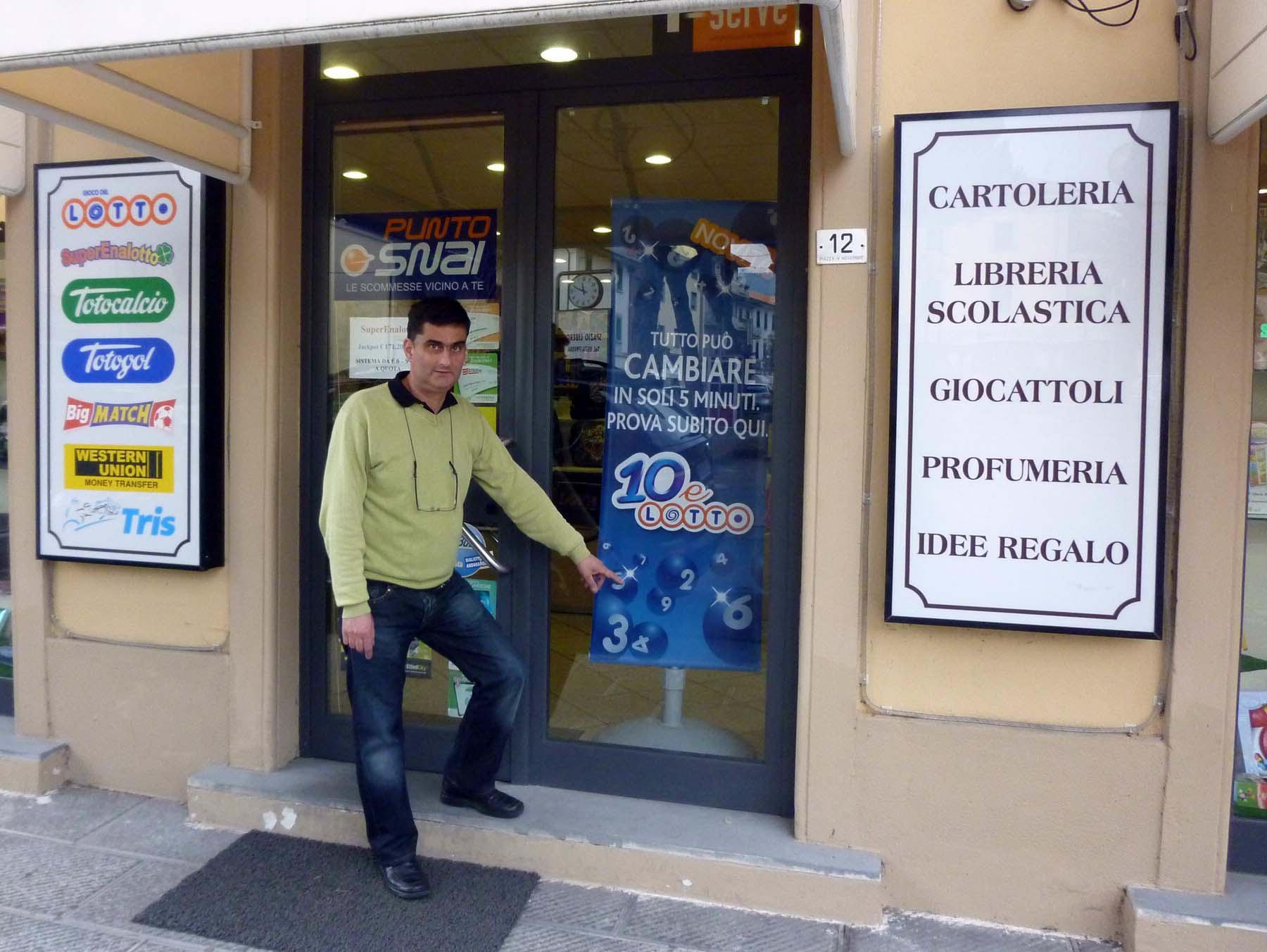 Giovanni Verdiani qualche anno fa dopo un furto con spaccata alla sua tabaccheria di Lamporecchio