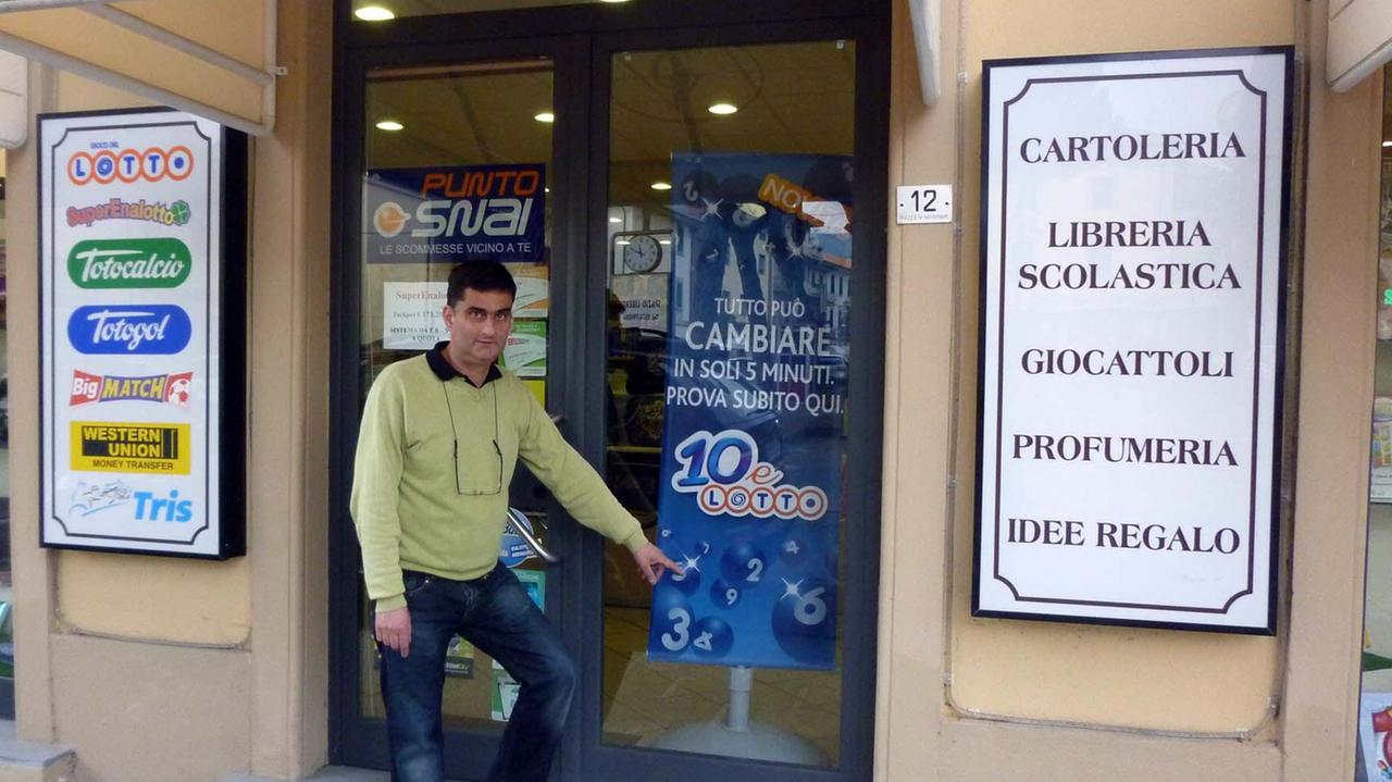 Giovanni Verdiani qualche anno fa dopo un furto con spaccata alla sua tabaccheria di Lamporecchio